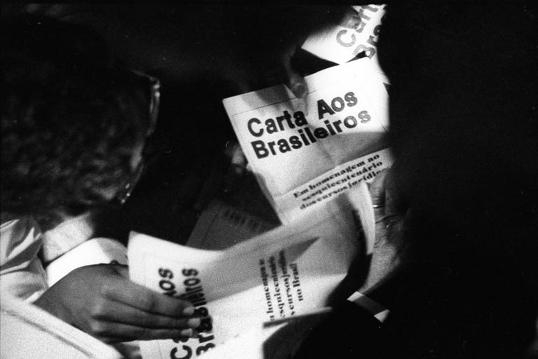 Cerca de mil pessoas assistiram no pátio interno da Faculdade de Direito da USP no Largo de São Francisco, a leitura da "Carta de Direitos" - A leitura foi feita pelo principal idealizador, o professor Goffredo Telles Júnior