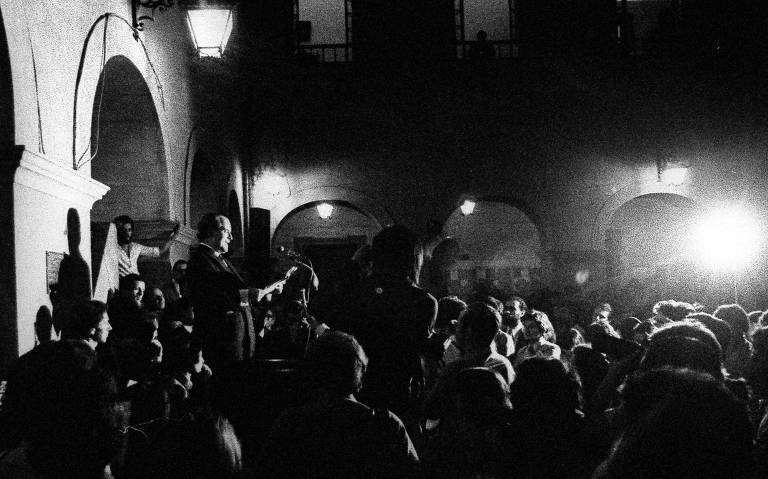 Cerca de mil pessoas assistiram no pátio interno da Faculdade de Direito da USP no Largo de São Francisco, a leitura da "Carta de Direitos" - A leitura foi feita pelo principal idealizador, o professor Goffredo Telles Júnior