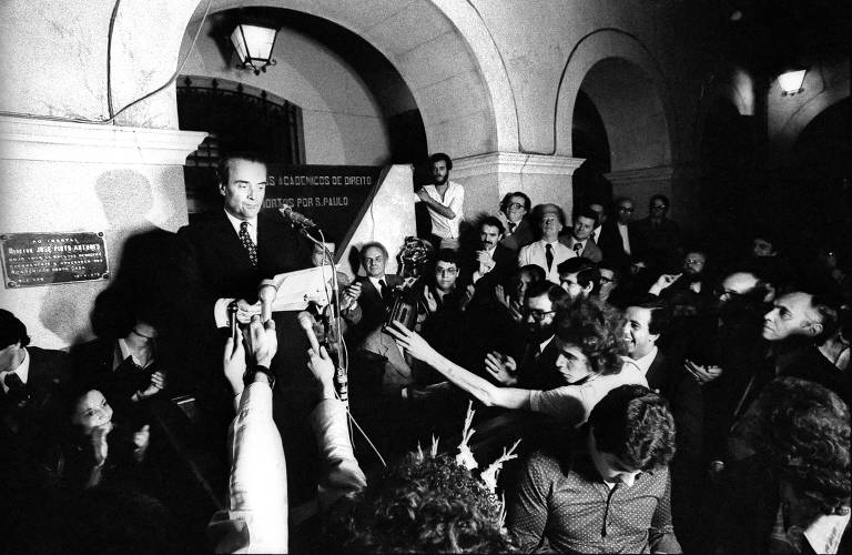 Cerca de mil pessoas assistiram no pátio interno da Faculdade de Direito da USP, no Largo de São Francisco, a leitura da "Carta de Direitos" - A leitura foi feita pelo principal idealizador, o professor Goffredo Telles Júnior