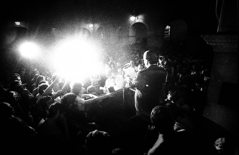 Cerca de mil pessoas assistiram no pátio interno da Faculdade de Direito da USP, no Largo de São Francisco, a leitura da "Carta de Direitos" - A leitura foi feita pelo principal idealizador, o professor Goffredo Telles Júnior