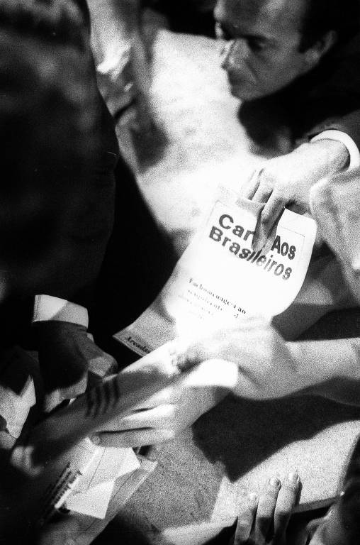 Cerca de mil pessoas assistiram no pátio interno da Faculdade de Direito da USP no Largo de São Francisco, a leitura da "Carta de Direitos" - A leitura foi feita pelo principal idealizador, o professor Goffredo Telles Júnior