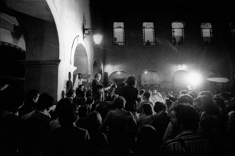 Cerca de mil pessoas assistiram no pátio interno da Faculdade de Direito da USP no Largo de São Francisco, a leitura da "Carta de Direitos" - A leitura foi feita pelo principal idealizador, o professor Goffredo Telles Júnior