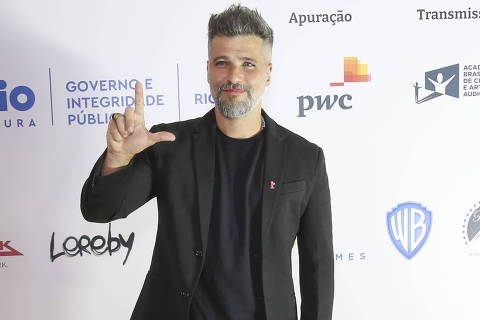 Bruno Gagliasso faz 'L' de Lula no Prêmio do Cinema Brasileiro 2022