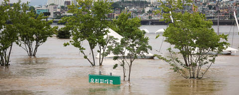 A general view of the submerged Han River Park by torrential rain at Han river in Seoul, South Korea August 10, 2022. REUTERS/Kim Hong-Ji ORG XMIT: BLR
