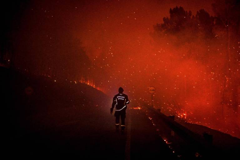 Incêndio florestal em Portugal e erupção de vulcão na Islândia; veja fotos de hoje