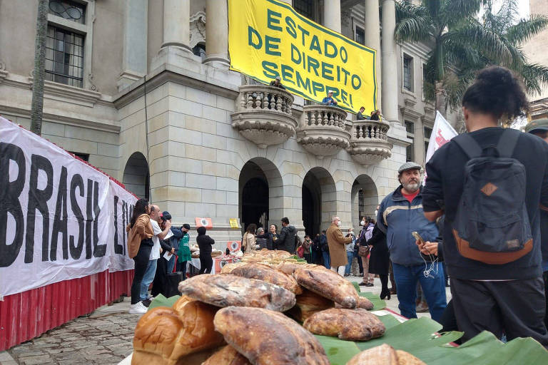 Concentração para o ato pela democracia no Largo São Francisco, em frente à Faculdade de Direito da USP