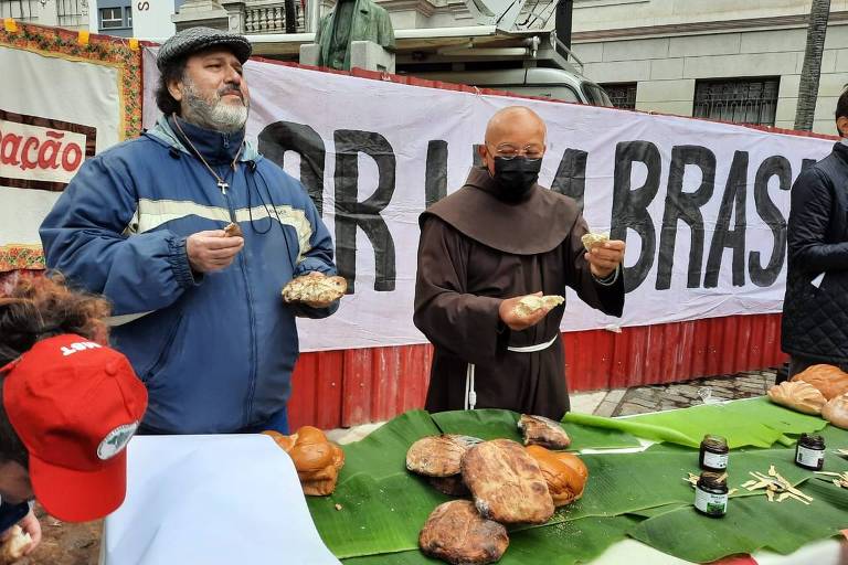 Frei serve pão em frente ao Largo São Francisco