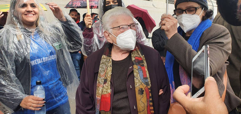 Deputada federal Luiza Erundina (PSOL-SP) chega ao Largo de São Francisco, na região central de São Paulo, para ato pró-democracia
