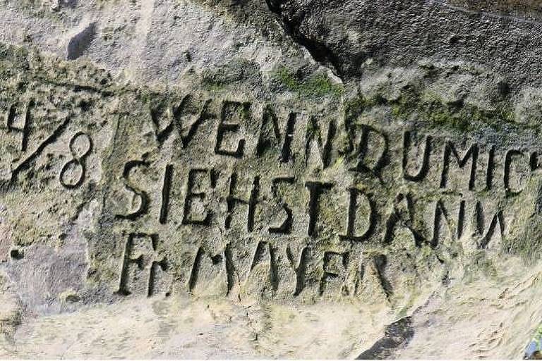 Inscrição na pedra da fome de Děčín diz, em Alemão: 'Wenn du mich siehst, dann weine' (Se me vir, chore)