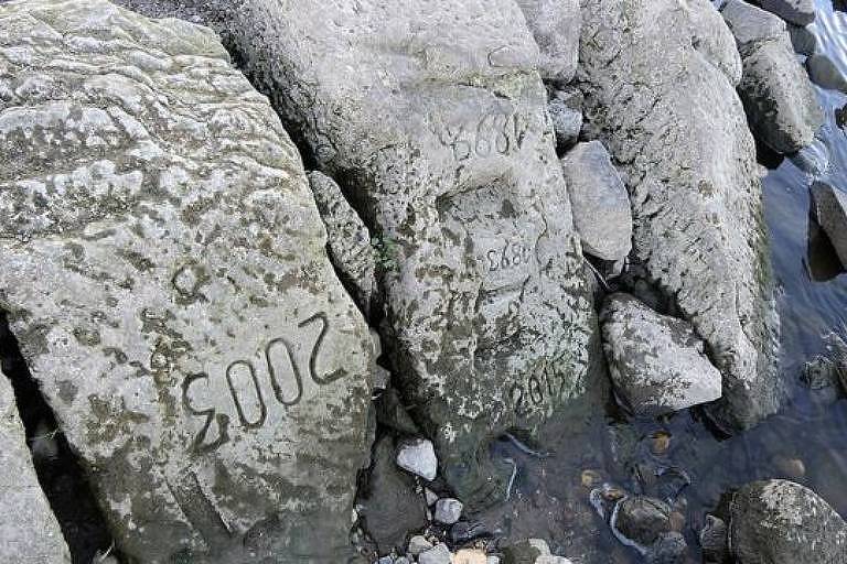 Nesta pedra foram gravados os anos 1893, 1899, 2003 e 2015