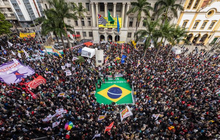 Ato pela democracia une sociedade com falas duras e contra golpismo de Bolsonaro