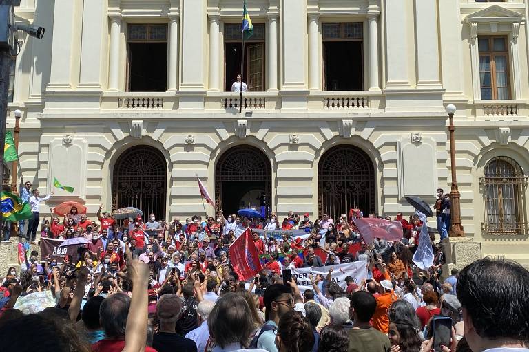 Público acompanha leitura da carta pela democracia na Faculdade de Direito do Recife, da Universidade Federal de Pernambuco