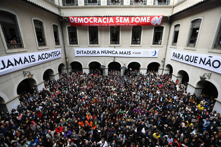 Leitura dos manifestos pela democracia na Faculdade de Direito da USP, no largo São Francisco, no centro de São Paulo