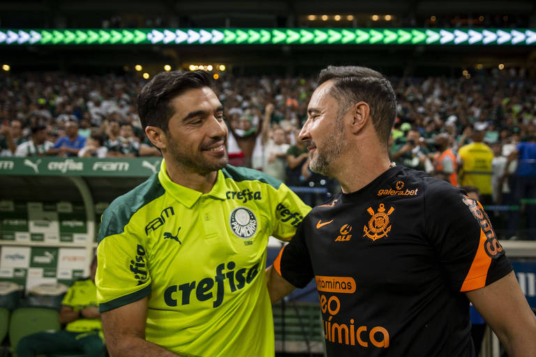 Abel Ferreira (à esq.) e Vítor Pereira conversam durante Palmeiras e Corinthians pelo Campeonato Paulista