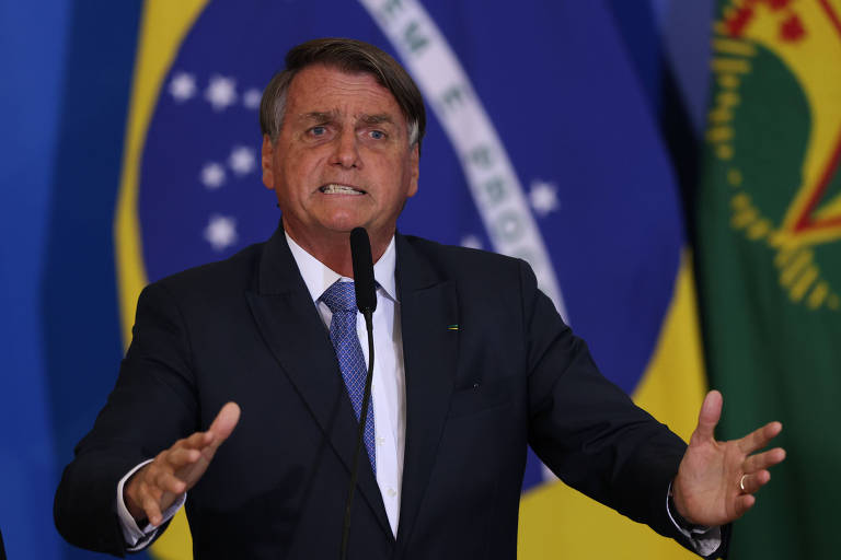 Bolsonaro comemora queda do diesel após receber críticas em ato pela democracia