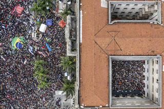 Público acompanha leitura dos manifestos pela democracia na USP