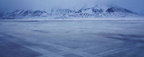 LONGYEARBYEN, SVALBARD. 24/02/2018. Rastros dos caminhões de esteiras que levam turistas para conhecer a região no entorno de Longyearbyen, cidade mais ao norte do planeta, localizada no arquipélago de Svalbard. ( Foto: Lalo de Almeida/ Folhapress ) CIÊNCIA  *** EXCLUSIVO FOLHA*** *** tratada artico *** ORG XMIT: AGEN1804021020504966