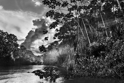 Rio Amônia (AC), em área ao sul da aldeia Apiwtxa, onde os índios fazem acampamento de caça - Especial Amazônia - (Foto: Sebastião Salgado)  ***Restrição: DIREITOS RESERVADOS. NÃO PUBLICAR SEM AUTORIZAÇÃO DO DETENTOR DOS DIREITOS AUTORAIS E DE IMAGEM***
