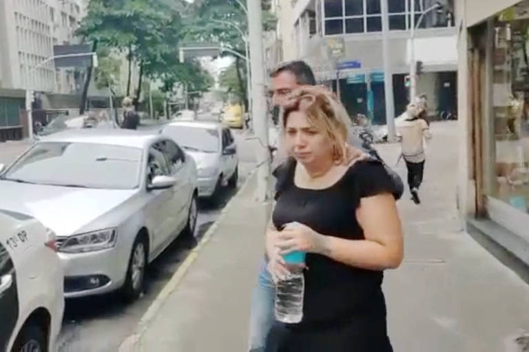 Rosa Stanesco Nicolau no momento da prisão, no Rio de Janeiro; ela é suspeita de participar de roubo milionário de quadros