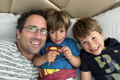 O filósofo Nicolás José Isola,42, e os filhos Tobias, 3, e Mateo, 6