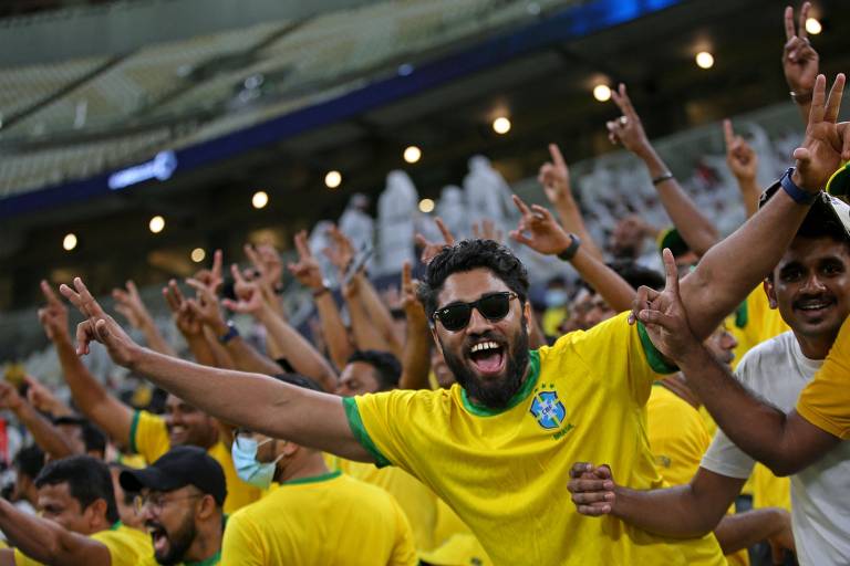 Torcedores brasileiros no estádio Lusail, um dos palcos da Copa do Mundo