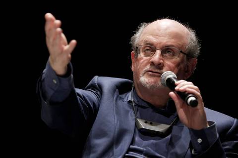 Escritor Salman Rushdie sofre ataque antes de dar palestra em Nova York