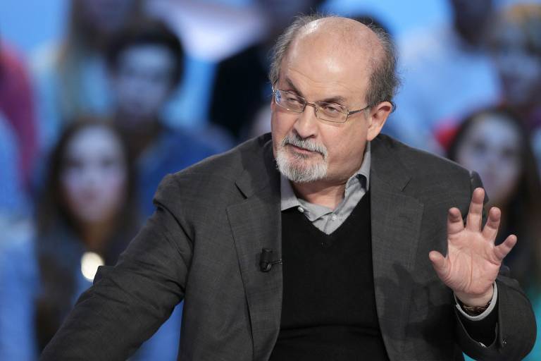 Escritor Salman Rushdie passa por cirurgia após ser esfaqueado no pescoço