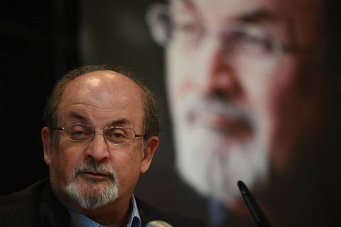 Autor Salman Rushdie é alvo de facadas no pescoço e no abdômen em atentado