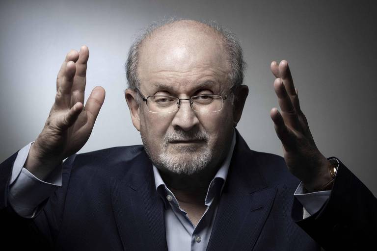 Salman Rushdie foi extubado, está melhor e já consegue falar, diz agente