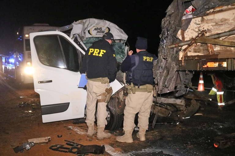 Agentes da PRF vistoriam destroços de van e caminhão