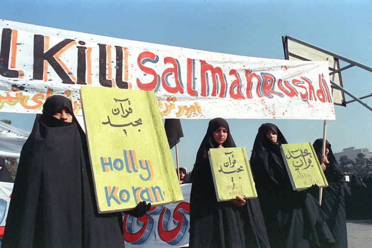 De assassinato de tradutores a queima de livros, por que Irã persegue Salman Rushdie