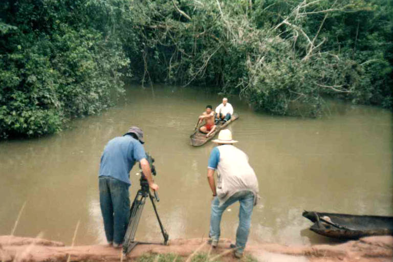 O jornalista José Hamilton Ribeiro gravando a travessia do rio, em reportagem sobre a canoa de casca