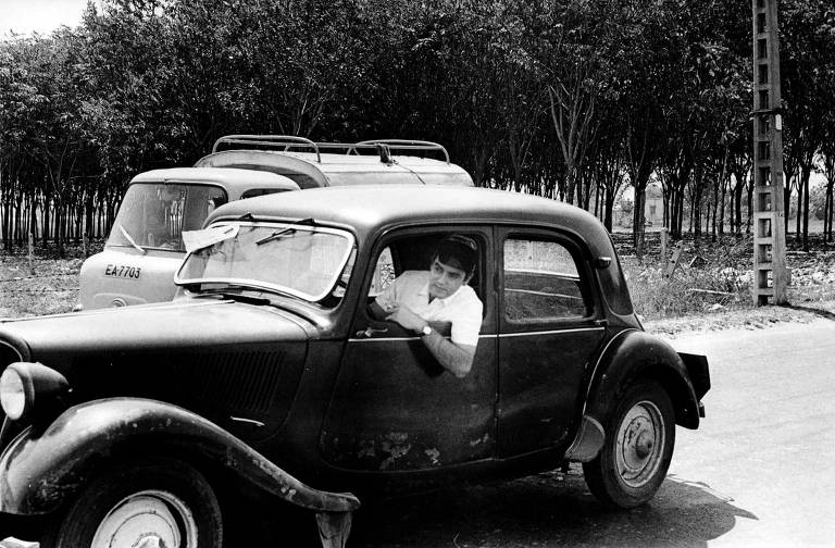 O jornalista José Hamilton Ribeiro em um Citroen alugado no Vietnã, em 1968, antes do acidente