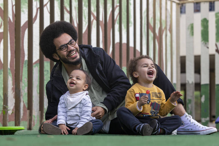 Homens negros criam filhos desconstruindo a ideia de paternidade ausente