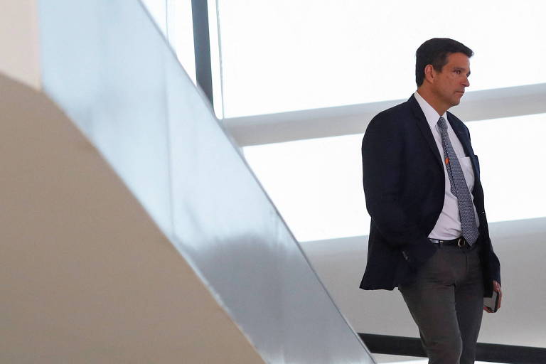 Descendo uma escada, de terno e gravata, o presidente do Banco Central, Roberto Campos Neto