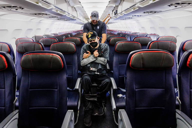 Para cadeirantes, viajar de avião é embaraçoso, desconfortável e arriscado
