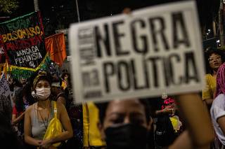 Mulheres negras saem em marcha pelas ruas da região central de São Paulo