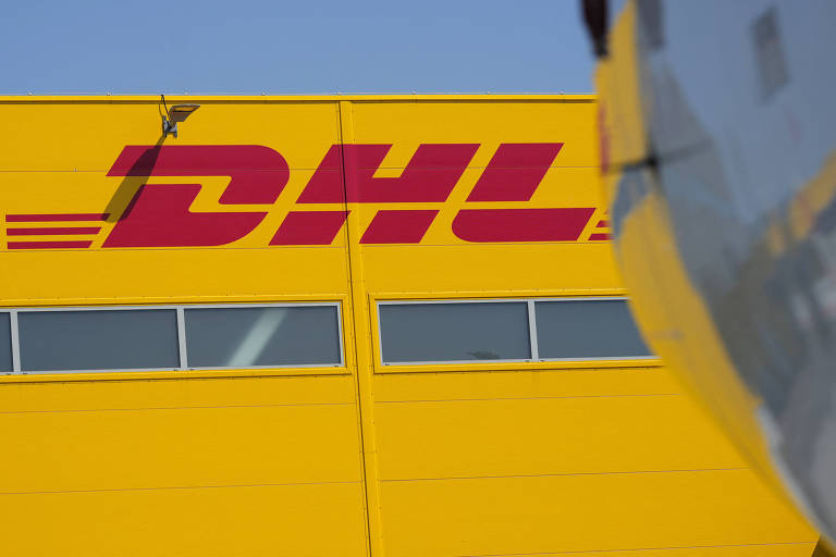 Imagem mostra emblema da DHL, com letreiro vermelho e fundo amarelo