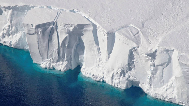 Imagem feita pela Nasa em 2016 mostra a plataforma de gelo Getz, na Antártida, de 60 m de altura, com rachaduras