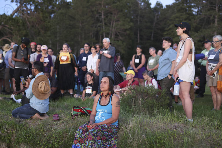 Winona LaDuke, diretora da ONG 'Honor the Earth', durante protesto contra a construção de um oleoduto em terras indígenas no município de Rapids, nos Estados Unidos