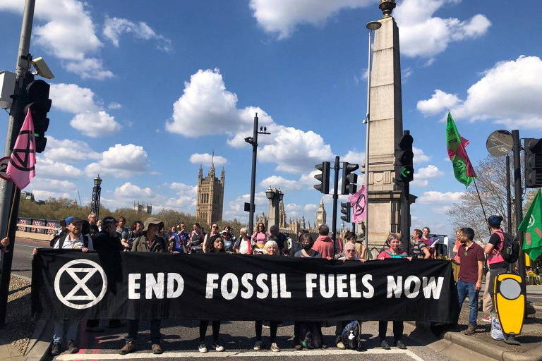 Ativistas dos grupos Extinction Rebellion e Just Stop Oil se unem para bloquear a entrada da ponte Lambeth, em Londres, em mais um protesto pelo fim dos combustíveis fósseis
