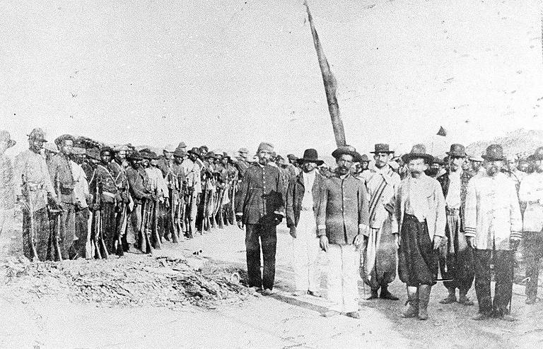 Deslumbrado com "Os Sertões", de Euclides da Cunha, Vargas Llosa dedicou quatro anos de pesquisa, inclusive com viagens à Bahia auxiliadas pelo amigo Jorge Amado, para recriar a revolta de Canudos no romance "A Guerra do Fim do Mundo" (1981). É seu primeiro livro ambientado fora do Peru