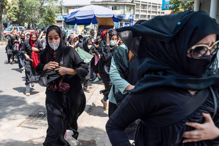 Talibã reprime protesto de mulheres com coronhadas e tiros para o ar