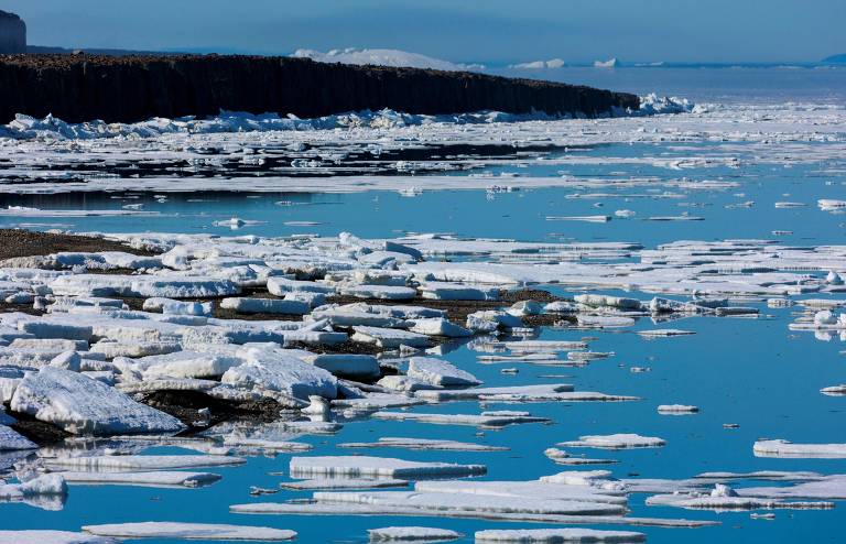 Icebergs flutuam na Baía de Baffin, no Oceano Ártico, perto de Pituffik, Groenlândia.