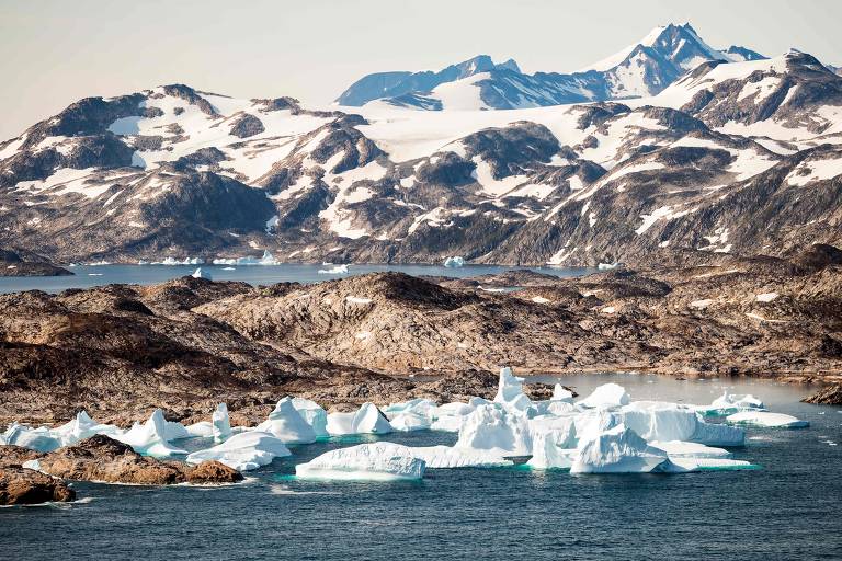 Foto aérea mostra icebergs flutuando ao longo da costa leste da Groenlândia, perto de Kulusuk