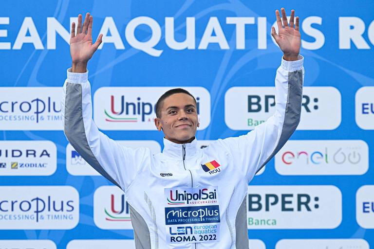 David Popovici celebra vitória e recorde nos 100 metros livres na final do Campeonato Europeu - 13.ago.2022 (Alberto Pizzoli / AFP)