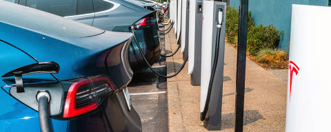 FILE Ñ A charging station for electric vehicles in Corte Madera, Calif., on Aug. 19, 2021. New credits favor companies, like Tesla and General Motors, that have been selling electric cars for years and have reorganized their supply chains to produce vehicles in the United States. (Kelsey McClellan/The New York Times) ORG XMIT: XNYT83