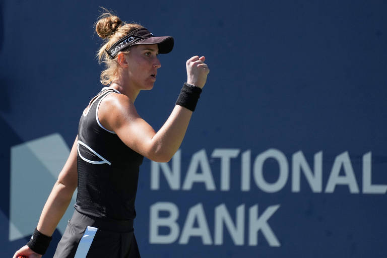 Bia Haddad celebra vitória sobre a líder do ranking Iga Swiatek no WTA 1.000 de Toronto.