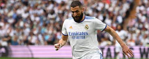 Real Madrid's French forward Karim Benzema runs with the ball during the Spanish League football match between Real Madrid CF and RCD Espanyol at the Santiago Bernabeu stadium in Madrid on April 30, 2022. (Photo by GABRIEL BOUYS / AFP)