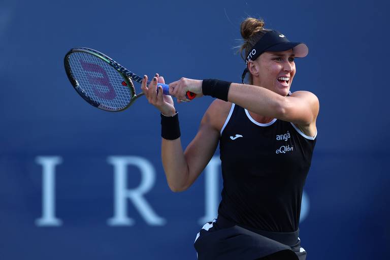 Bia Haddad durante semifinal contra a tcheca Karolina Pliskova, neste sábado (13)